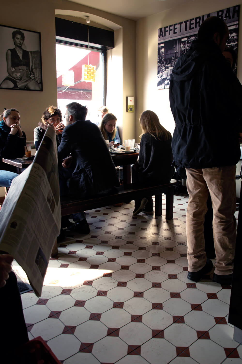 Cafe mit roten und weißen Bodenfliesen, Achteck, vinatge, Restaurant mit historische Fliesen, Gründerzeit, GOLEM Fliesen