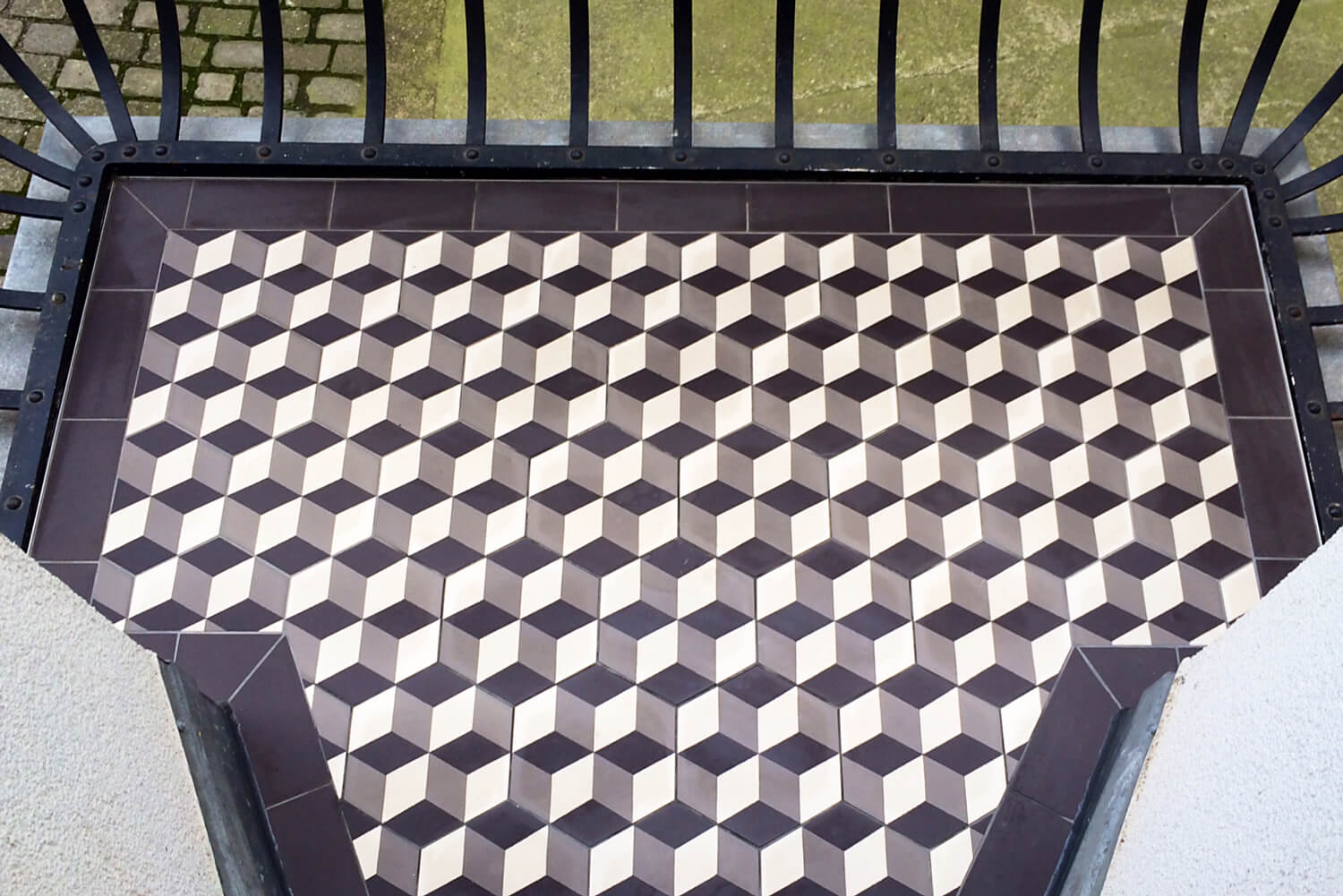 Sechseckfliesen auf dem Balkon, altes dreidimensionales Muster, mittel-braun, weiss, anthrazit, von Golem