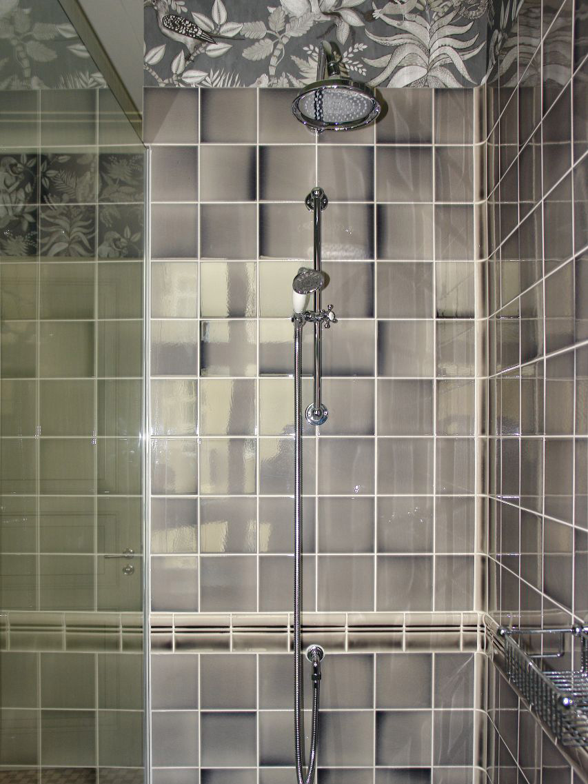 Graue Wandfliesen mit Verläufen in einer Dusche