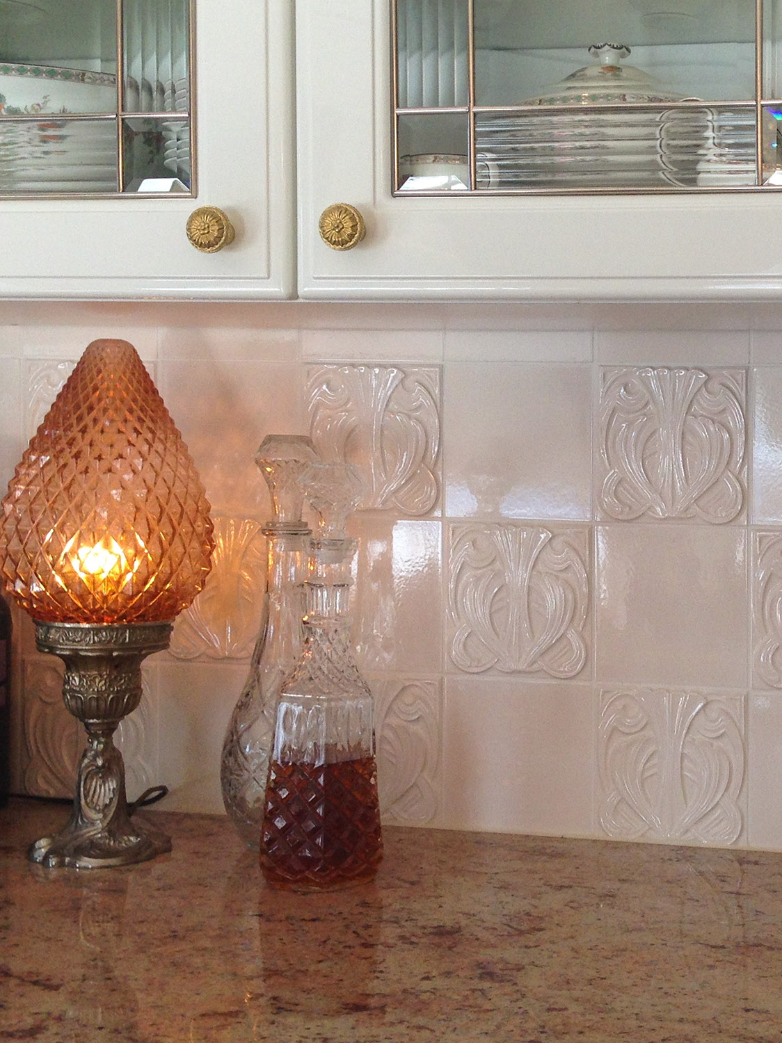 Küchenspiegel mit Wandfliesen in Altweiß
