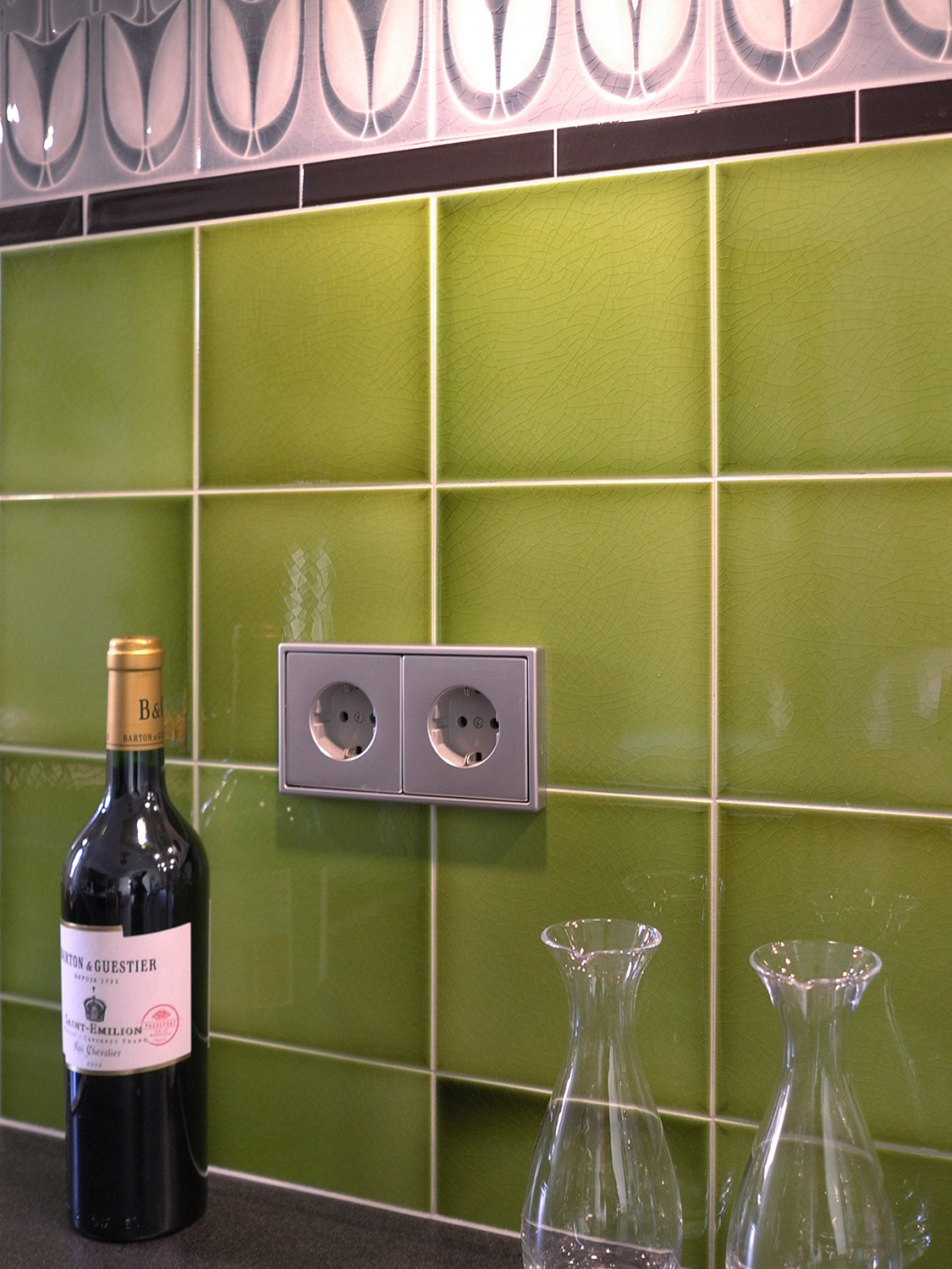 Küchenspiegel mit lindgrünen Fliesen und grauer Dekorreihe