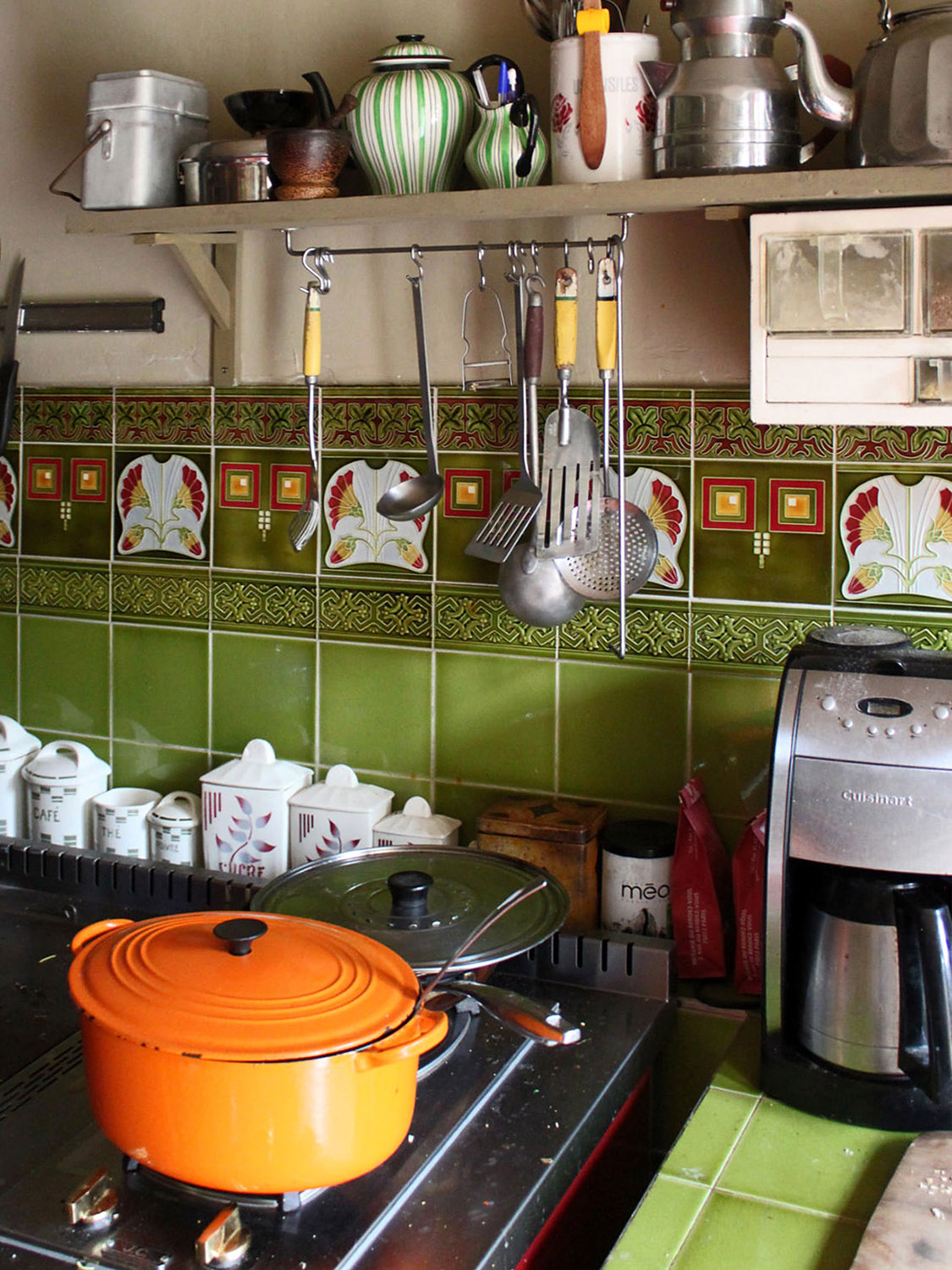 Küche mit vielfarbigen Dekorfliesen und Bordüren